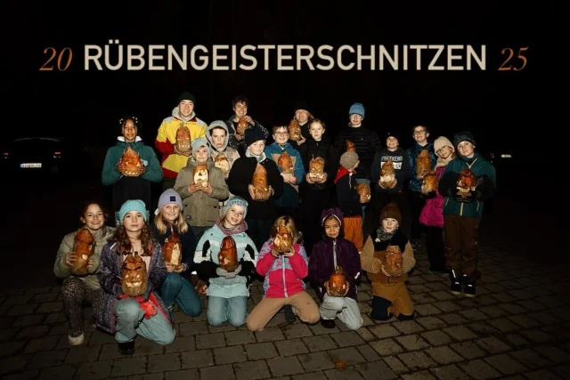 Wie in den letzten Jahren haben wir wieder das traditionelle Rübengeisterschnitzen veranstaltet 🔪. Hier haben die Wölfinge und Jupfis ihrer Kreativität freien Lauf gelassen und aus den öden Rüben gruselige Geister geschnitzt 👻. Wir finden dabei sind mal wieder richtig schaurige Gesichter entstanden 😮 Anschließend wurde ein kleiner Spruch eingeübt (spannender als „Süßes oder Saures“ 😂) um sofort auf Süßigkeitenjagd zu gehen 🍬. 

#DPSG #schnitzen #Oktober